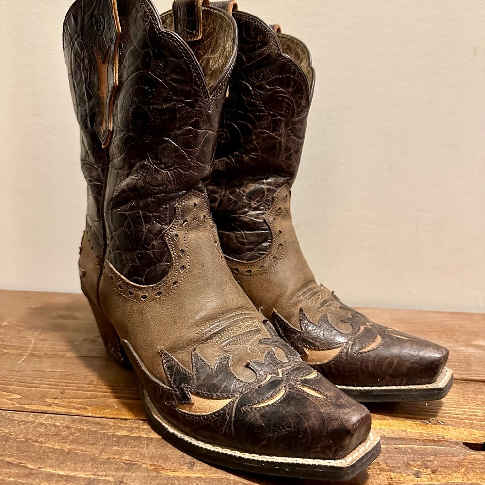 Size 6 Ariat Dahlia western boots